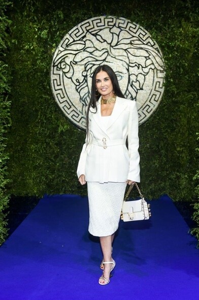 Demi Moore一身Versace by Fendi-Fendi by Versace白色套裝現身，風彩依然。