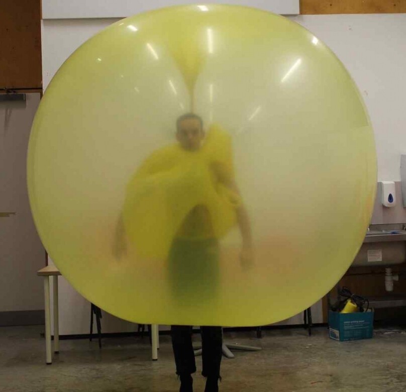 Central Saint Martins去年的時裝畢業展，挪威設計師Fredrik Tjærandsen的「氣球裝」設計搶盡風頭。