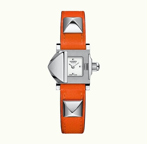 Medor手錶有兩種尺碼，23 x 23mm錶款的皮革腕帶相對較粗，不過不論哪種尺