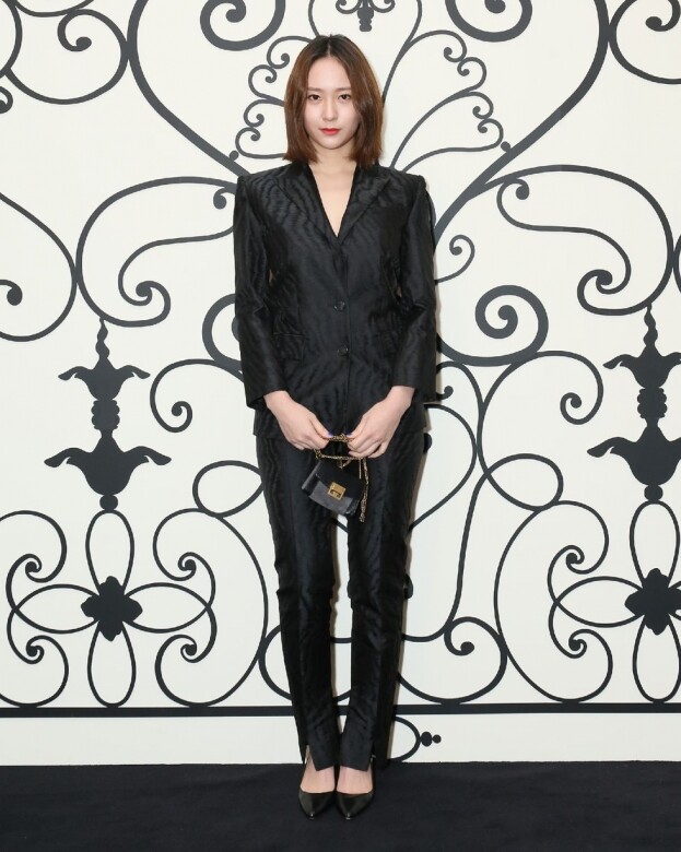 Krystal鄭秀晶出席香港時裝活動時，穿上帥氣的黑色套裝亮相，她說：「我通常很
