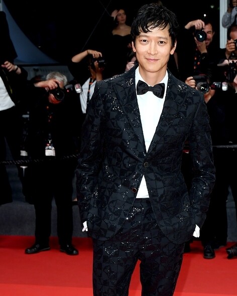 姜棟元近日出席多場電影宣傳活動都穿上Louis Vuitton男裝。在《孩子運轉站》的康