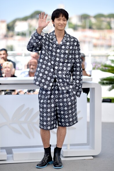 在康城出席媒體活動時，姜棟元穿上Louis Vuitton的圖案長袖襯衫和短褲套裝，配
