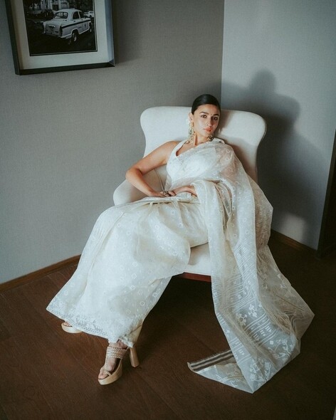 Alia Bhatt這條佈滿民族特色圖案的白色透視薄紗斜膊設計長裙，仙氣十足之