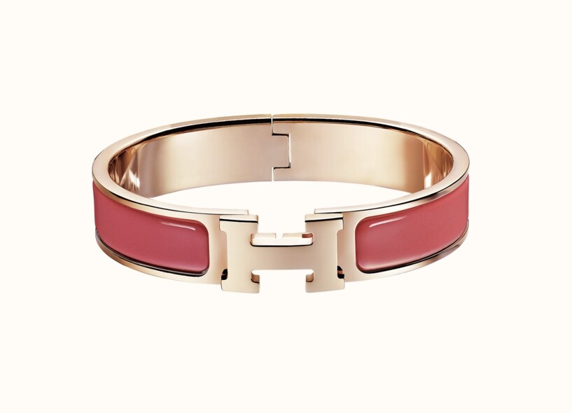 闊12mm的Hermès Clic H 玫瑰金搪瓷手鐲低調奢華，粉紅色的手鐲非常適合日