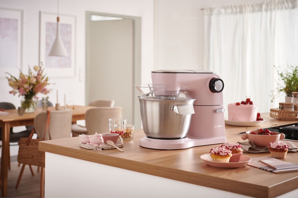 襯着情人節，BOSCH推出玫瑰粉紅色廚師機($7,298)，不但具備具備 1600W 摩打、3D