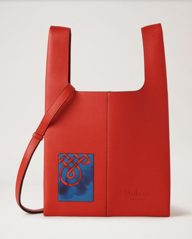 這個手提袋大小適中，方便日常攜帶，袋身更飾有印花圖案作小點綴，清新