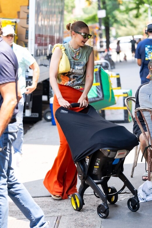 在去年底歡迎女兒來到世界的超模Gigi Hadid，推着嬰兒車出門時一身充滿夏