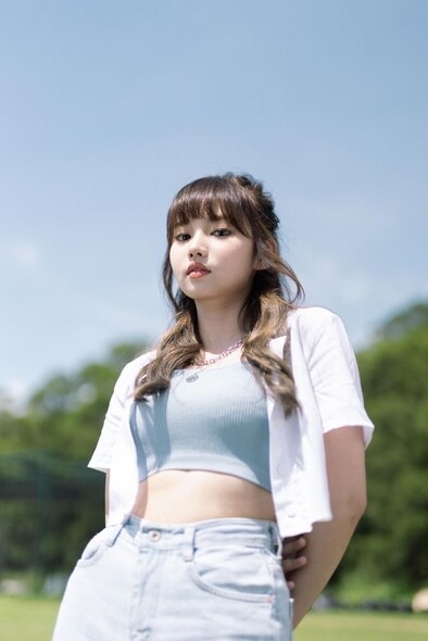 ViuTV官方宣傳照中，阿Day難得擺脫Kpop味，換上日系小清新形象。白色恤衫內搭