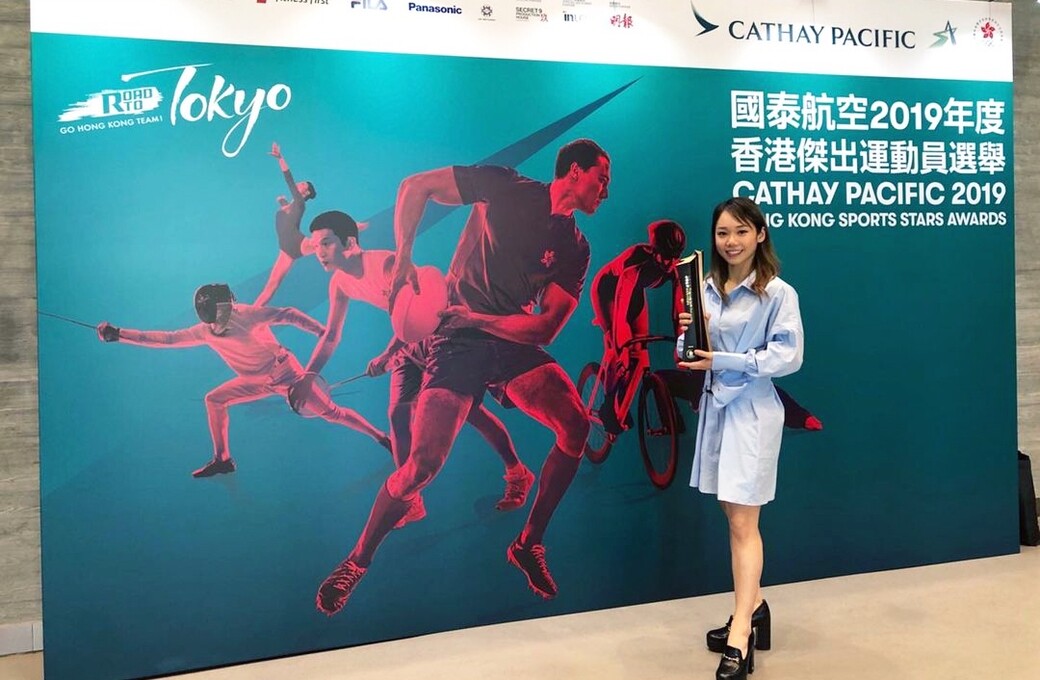 Grace出席2019年國泰航空2019年度香港傑出運動員頒獎典禮時，她身穿一件淺