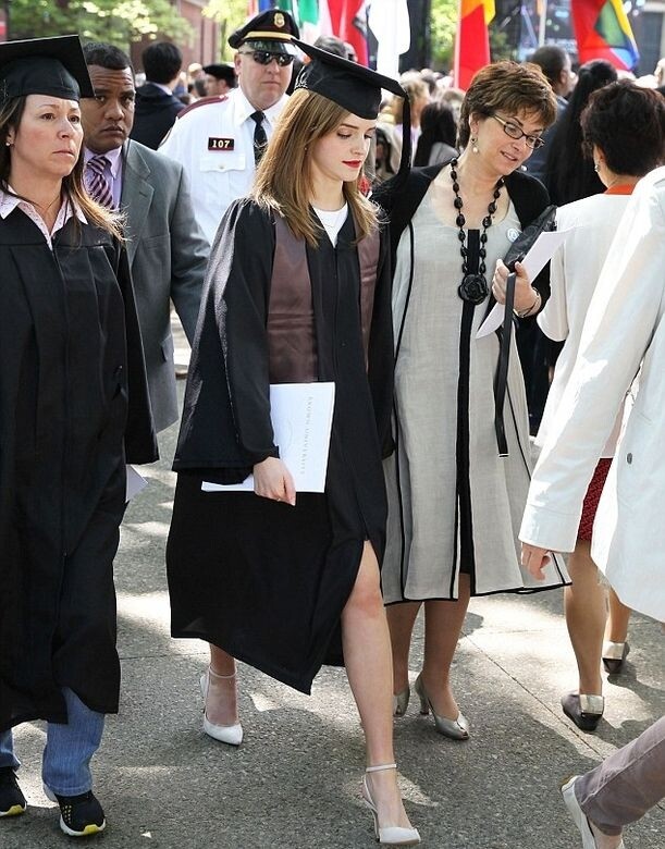 出席畢業典禮，最重要凸顯莊重知性的氣質，不宜穿過分暴露的衣著。畢業