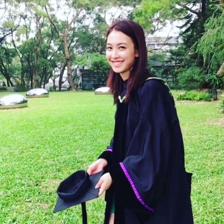 女神朱千雪碩士畢業時，可以稍微看見她穿在畢業袍內的深綠色連身裙