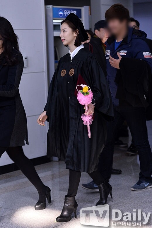 不同於年輕偶像，裴勇俊的妻子朴秀珍出席慶熙大學的畢業典禮時，選擇