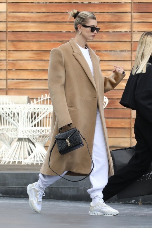 近日，Hailey Bieber於荷里活街頭出現，她以一身白色運動裝現身，再外配一件杏色