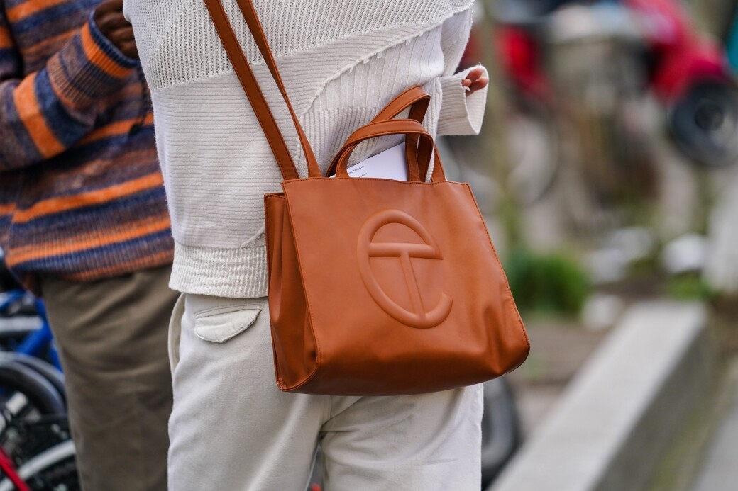 賴比瑞亞裔的設計師Telfar Clemens在2005年就已創立品牌Telfar，但這款「It Bag」是到2014年