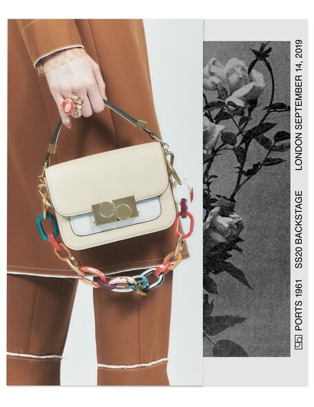 在最新的Ports 1961春夏手袋系列當中，最能夠呼應七十年代藝術特色的款式