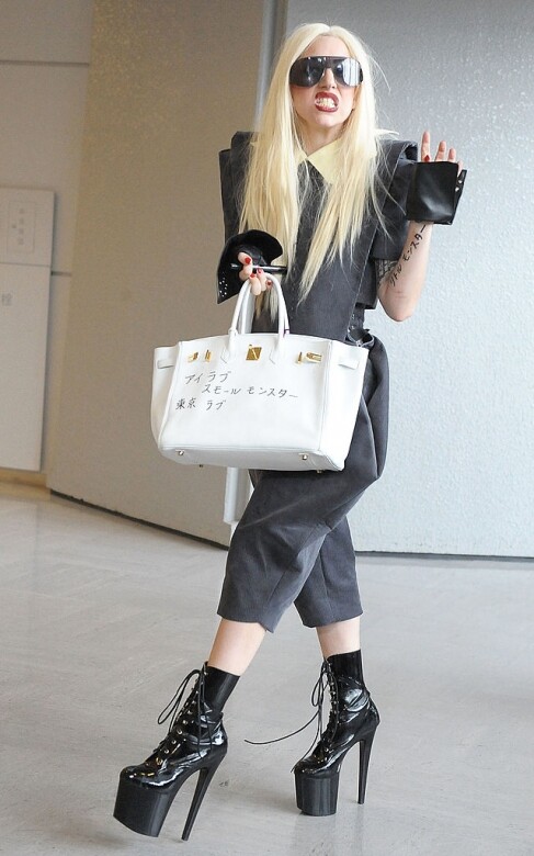 跟Victoria Beckham一樣都鍾情於Hermès Birkin的還有樂壇天后Lady Gaga。Lady Gaga對音樂與時裝同