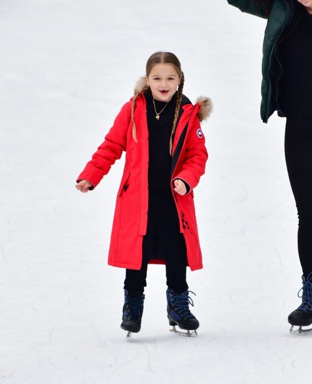 今年2月時，6歲多的Harper 與家人一起去滑冰，穿上鮮紅色長身外套的她輕