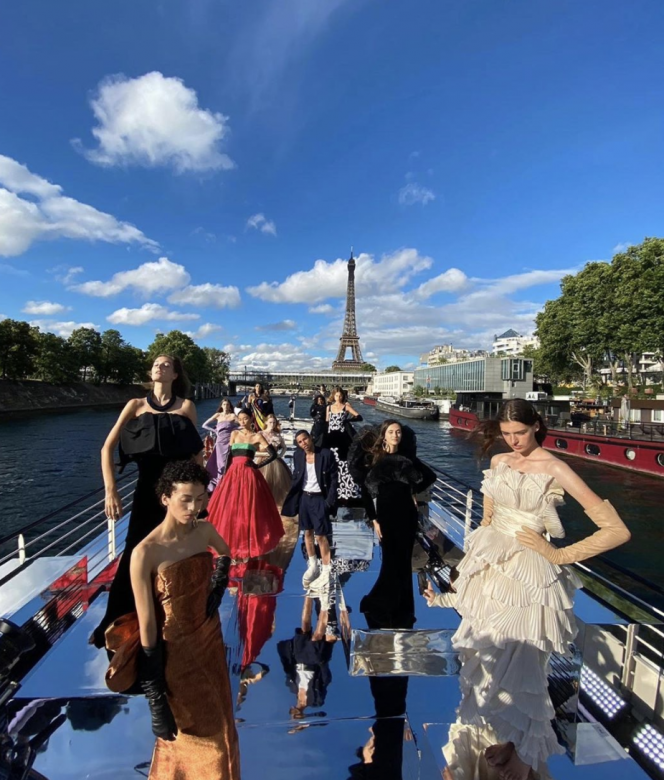 為紀念品牌誕生75周年，法國品牌Balmain帶著44位模特兒於巴塞隆納河畔上