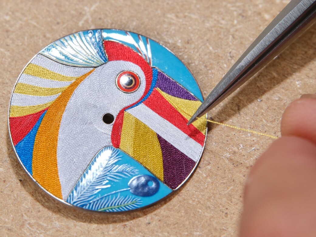 錶面中的熱帶鳥禽利用500條獨立絲線配合愛馬仕獨家的絲線技術製成