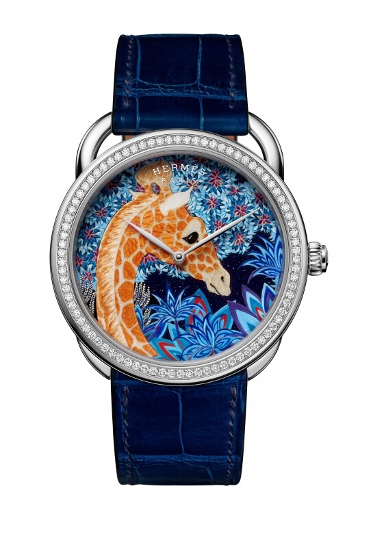 除了生動趣味的錶面圖案， Hermès還加入了82顆白金點綴，藍寶石水晶鏡面