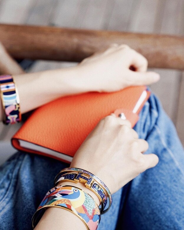 著名造型師兼KOL Veronica Li示範如何利用不同的Hermès搪瓷手環點綴休閒造型