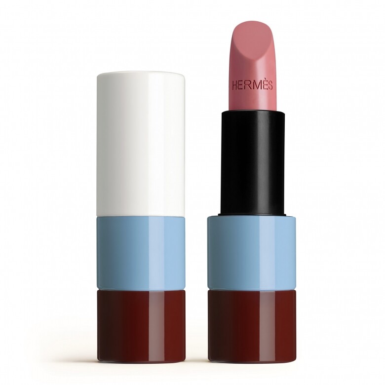 品牌以玫瑰調作為發想，推出了3款色調不一的粉紅色系唇膏，而這款則