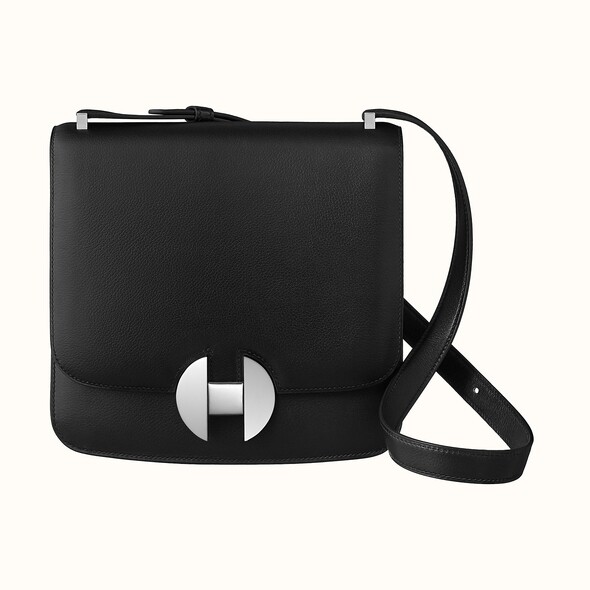 綴有鉑金製造的H型釦，是Hermès 2020手袋最易於辨識的特徵，這款誕生於2004
