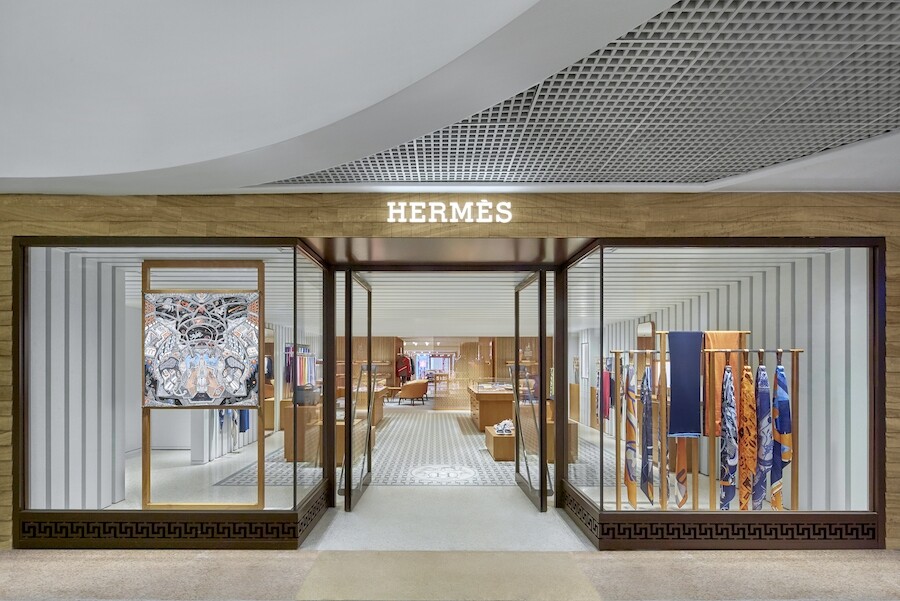 新店由巴黎建築事務所 RDAI 設 計，店內洋溢溫馨氣氛，明亮的水磨石地板和