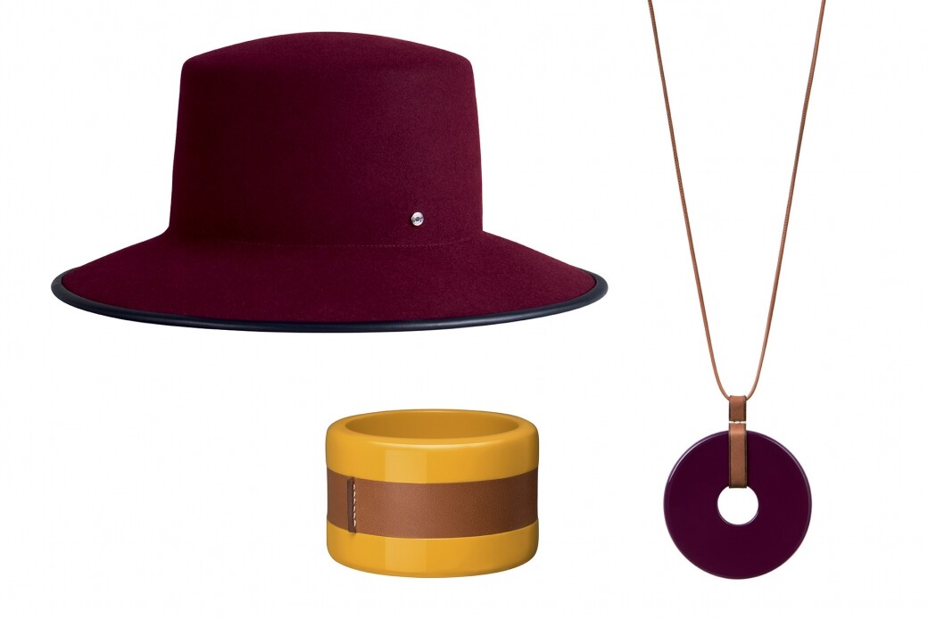 就到秋冬，當然少不了酒紅色item！方形帽冠的皮革帽邊令整體造型變得優