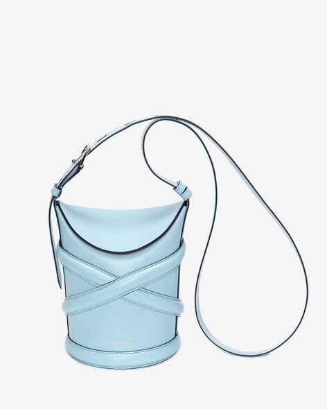 在品牌大使全智賢帶貨效應下，The Curve水桶手袋成為IG熱門手袋款，雙層袋