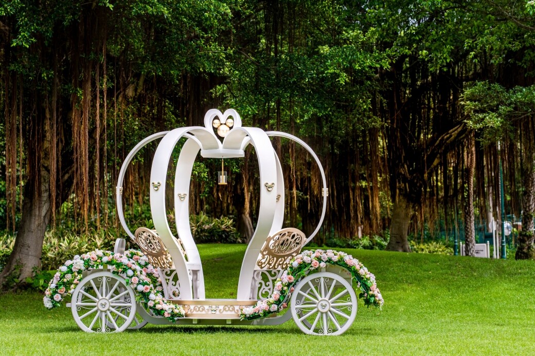 「幸福童話證婚典禮」整體設計配以淡雅的花飾，與露天的花園翠綠景致互