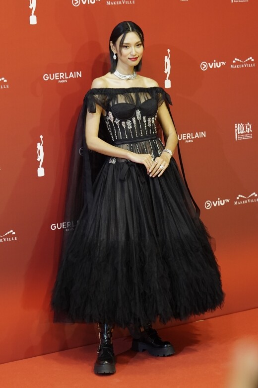 金像獎2022紅地毯最美：王丹妮（Louise Wong）穿著Alexander McQueen晚裝及Bulgari Serpenti系列珠寶首飾