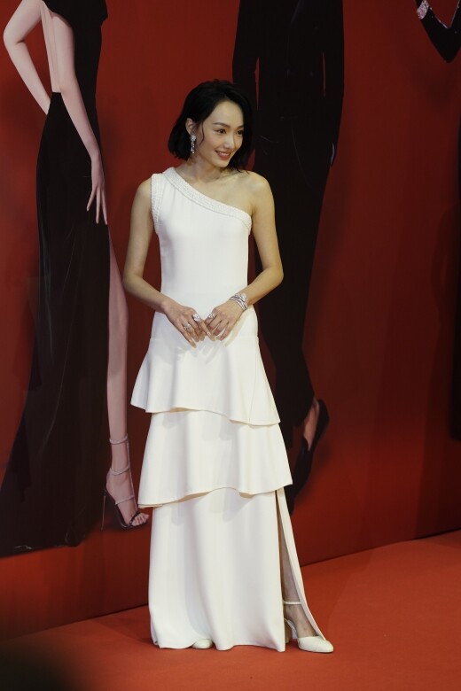 蔡思韵（Cecilia Choi）穿上Chanel全白晚裝