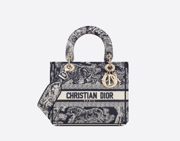 Lady Dior手袋回歸，這款織花帆布款的Dior Medium Lady D-Lite bag比真皮款的Lady Dior更顯年