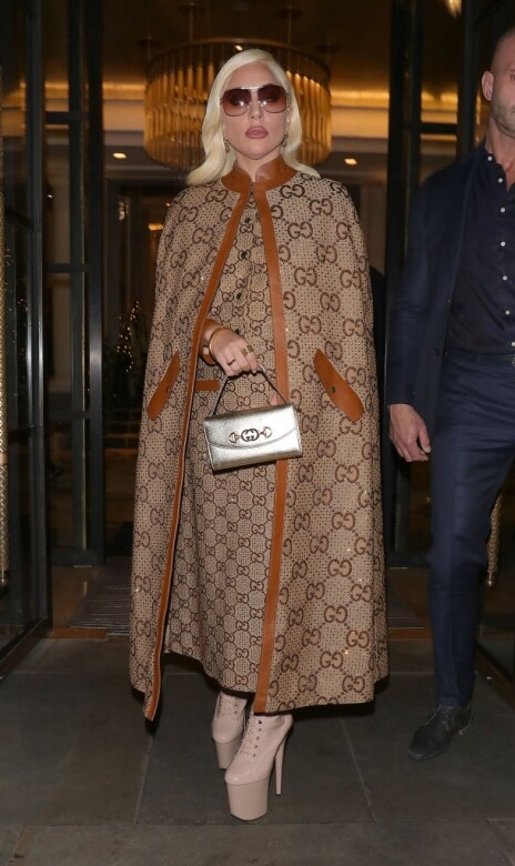 馬不停蹄進行《House of Gucci》電影宣傳活動，Lady Gaga以另一身GG monogram斗篷套裝現身，復