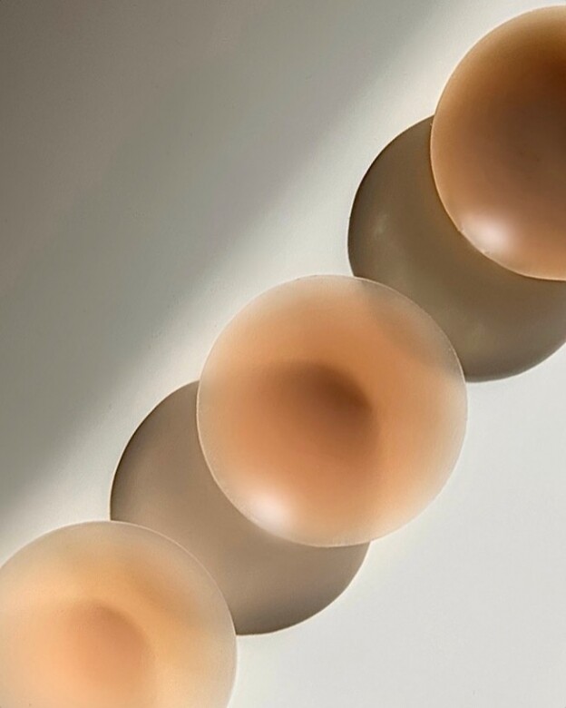 Step 1: 為確保nude bra能緊緊黏貼在乳房上，戴上前不應塗抹任何潤膚產品，肌