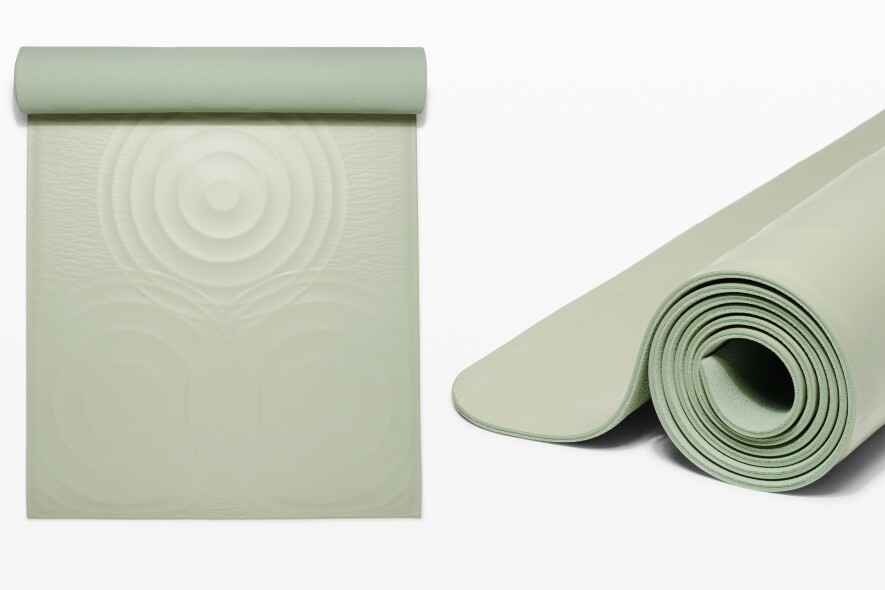 清新的粉綠色，是少見的瑜伽墊色調，夠特別！Lululemon Take Form 瑜伽墊 $1,080