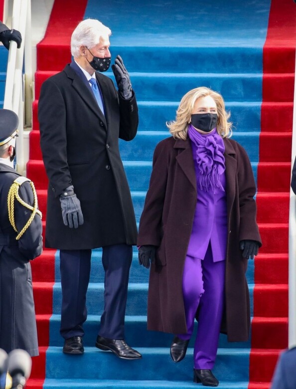 希拉莉明言，「我的確是有計劃地穿上紫色的，故我知道拜登總統的主軸是