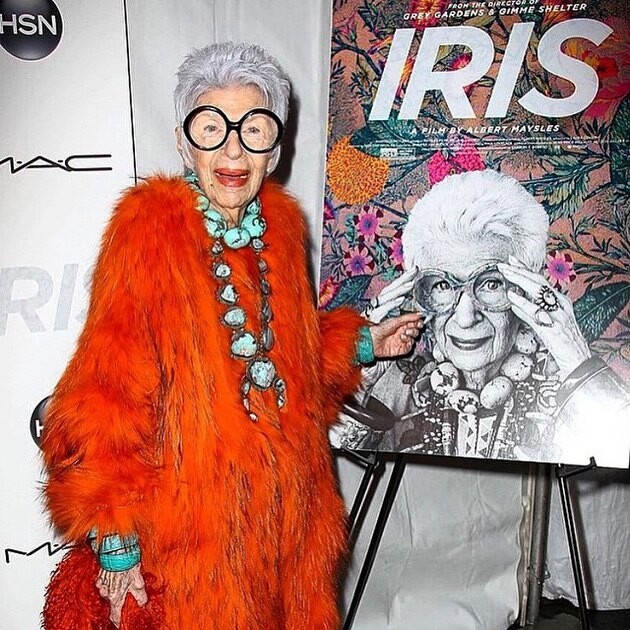 2014年，一部以Iris Apfel為主角的紀錄片《時尚天后的繽紛人生‭ ‬》‭(‬Iris‭)‬上映，片中呈現