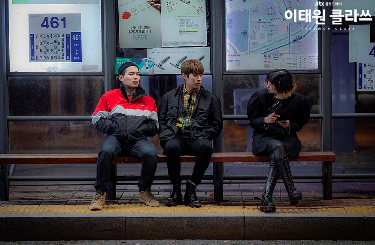 趙以瑞在公車站前教甜栗的朋友們如何「勾引」女生。