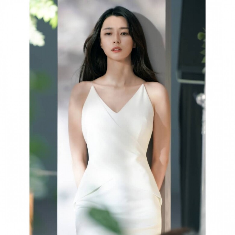 白色的貼身細肩帶裙，將娜拉完美的身體曲線表露無遺。不配戴任何飾物