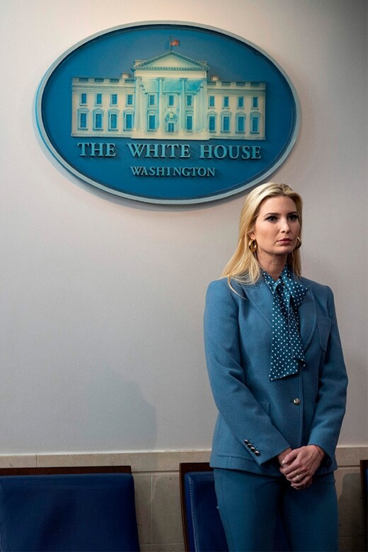 在美國白宮logo下拍照時，伊萬卡身穿的行政套裝裙，其藍色甚至跟白宮logo