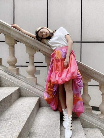 鮮豔色彩的服裝與陳凱詠非常相襯，這襲鮮粉紅、粉紫拼布剪裁半截裙前