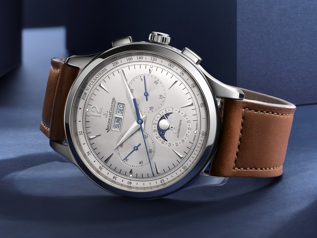 系列手錶的錶帶也經設計師巧手重新設計，選擇了柔軟細膩的啞面鞣革
