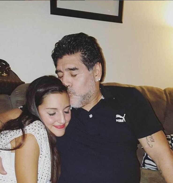 馬勒當拿曾跟一位酒吧侍應Valeria Sabalain搭上，並懷上了Jana Maradona。私生女的身份一直