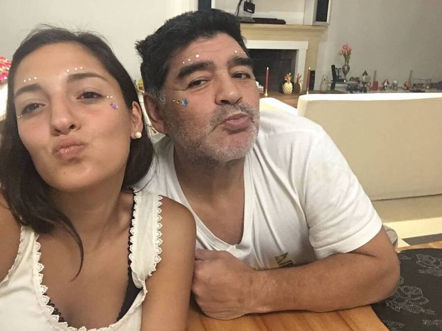 Jana Maradona對彩妝甚有興趣，她不時會在臉上塗上不同彩妝﹐誇張的眼部彩妝是