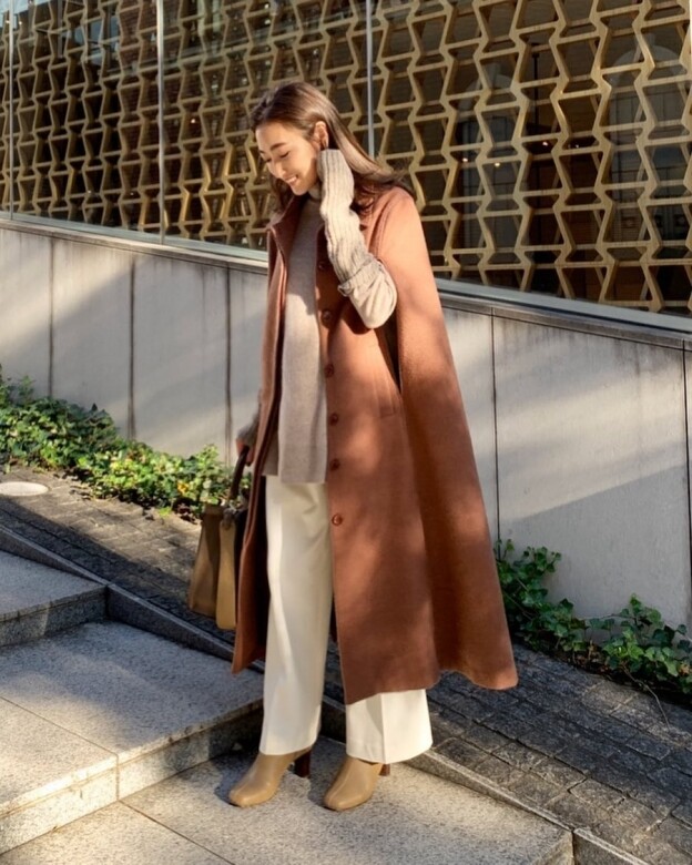 除了長身大褸，斗篷也是日本女生在冬天的常穿單品，褲子及冷衫的選色
