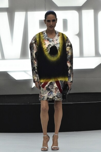 Jennifer Connelly以Louis Vuitton FW22的印花裙搭配LV Petite Malle手袋，出席在《Top Gun：Maverick》墨西哥首映禮。