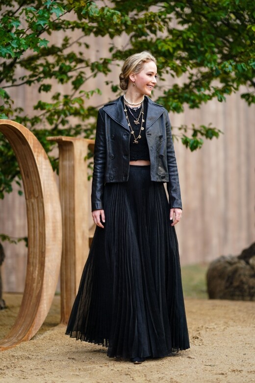 Dior 2020春夏系列時裝展中，Jennifer Lawrence以全黑造型亮相，佩戴上多條頸鏈，疊戴效果