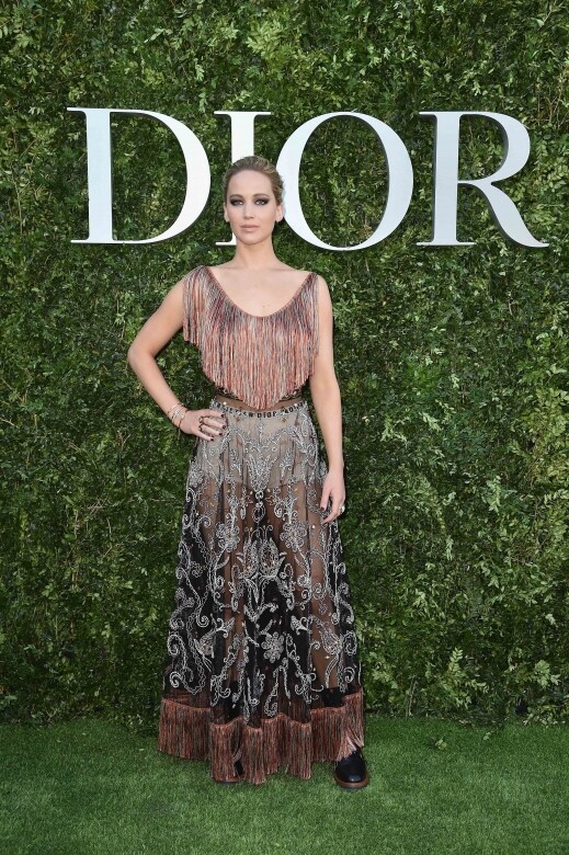 流蘇和刺繡的精緻設計，為Jennifer Lawrence增添幾分華麗高貴的女性魅力。Photo：Getty